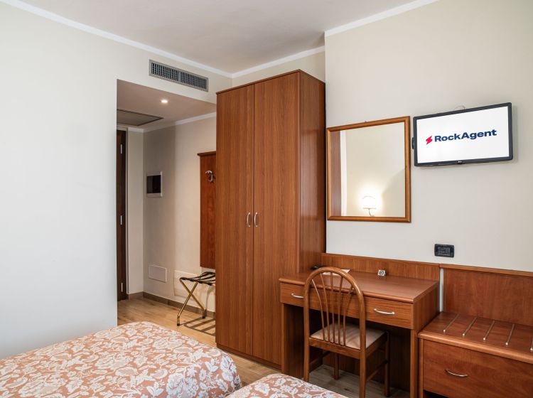Albergo in vendita, via Frazione Mezzano  117, Sannazzaro De&#039; Burgondi