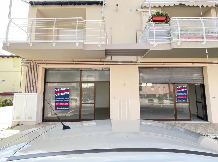 Negozio in vendita, via Cavour 92, Zona Mare, Alba Adriatica