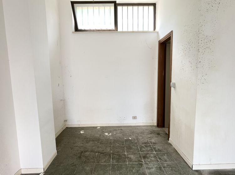 Negozio in vendita, via Cavour  92, Zona Mare, Alba Adriatica