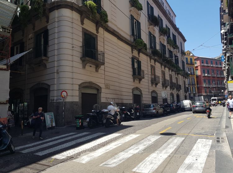 Negozio in vendita, via Maddaloni &amp; via Sant'Anna dei Lombardi  Napoli  NA  Italia, Centro, Napoli
