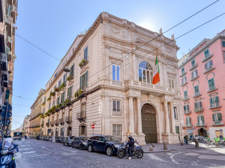 Negozio in vendita, via Maddaloni & via Sant'Anna dei Lombardi Napoli NA Italia, Centro, Napoli