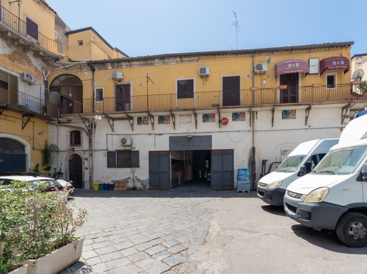Magazzino o deposito in vendita, Piazza Maravigna  9, Centro Storico, Catania