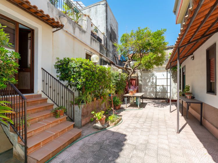 Quadrilocale in vendita, via Santa Barbara  39, Centro Storico, Catania