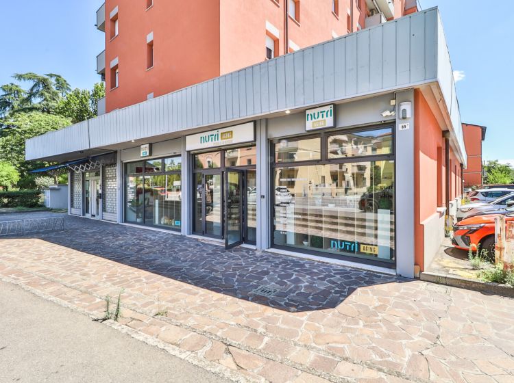 Negozio in vendita, via del Triumvirato  89/A, Aeroporto, Bologna
