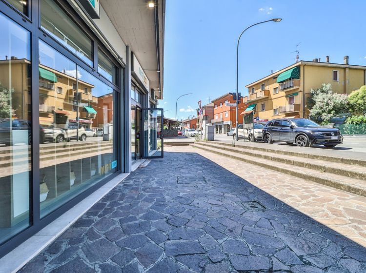 Negozio in vendita, via del Triumvirato  89/A, Aeroporto, Bologna