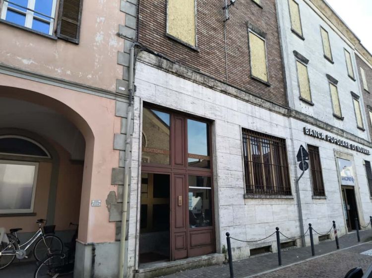 Filiale bancaria in vendita, via Vittorio Veneto  15, Robbio