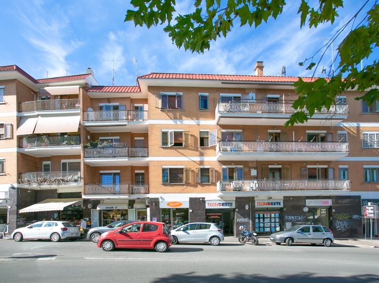 Attività / Licenza in vendita, via Seggiano  13, Monte Sacro, Roma