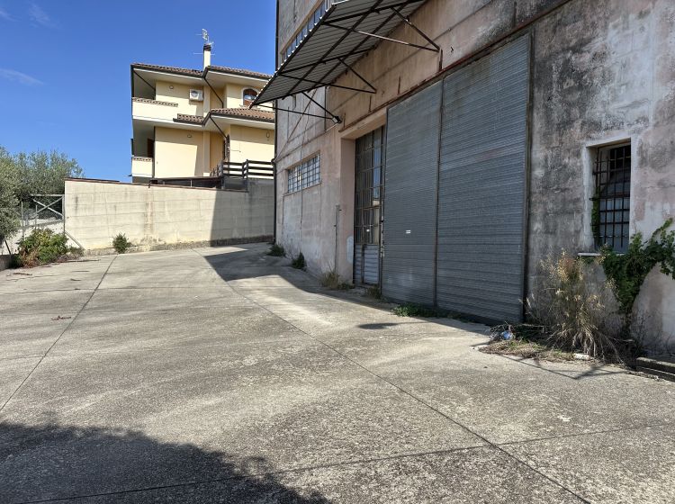 Capannone in vendita, via Pedine, Tollo