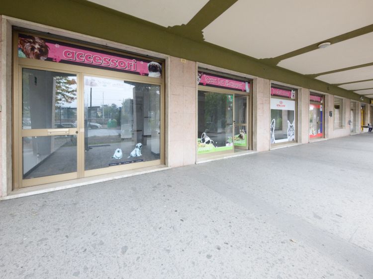 Negozio in vendita, viale Stazione Centrale, Ovada