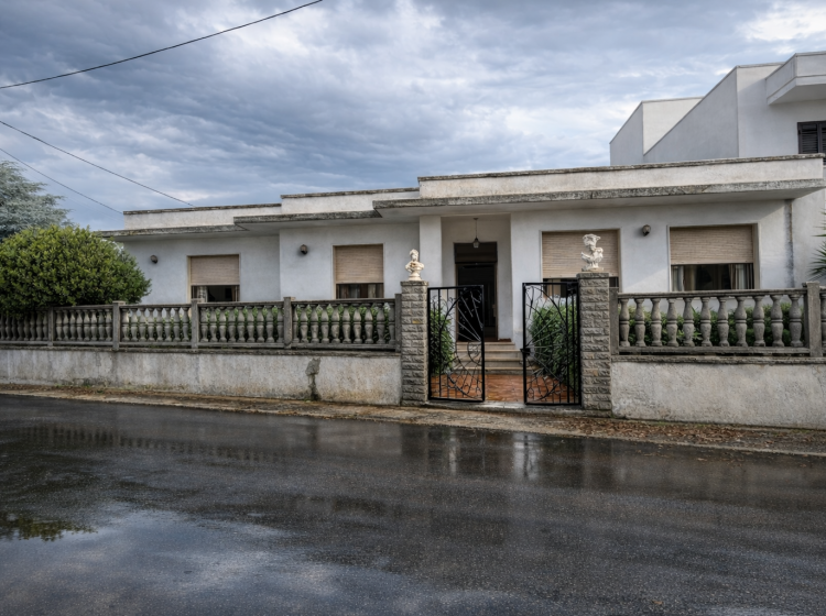 Villa in vendita, via Marcinelle ang. L. Da Vinci, Salice Salentino