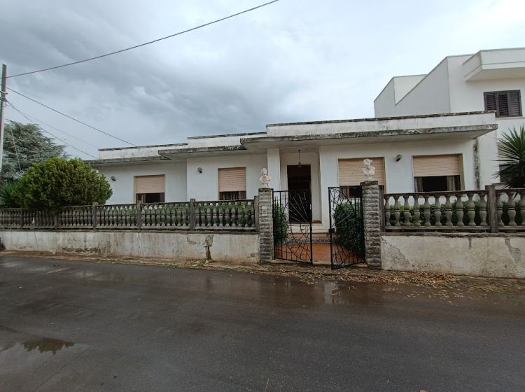 Villa in vendita, via Marcinelle ang. L. Da Vinci, Salice Salentino