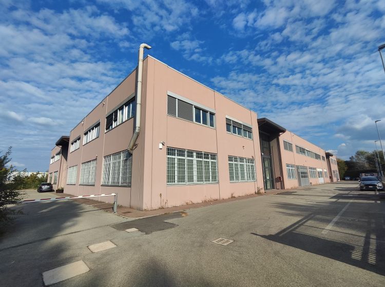 Magazzino o deposito in vendita, via Antonio Canova  24, Mazzini, Bologna