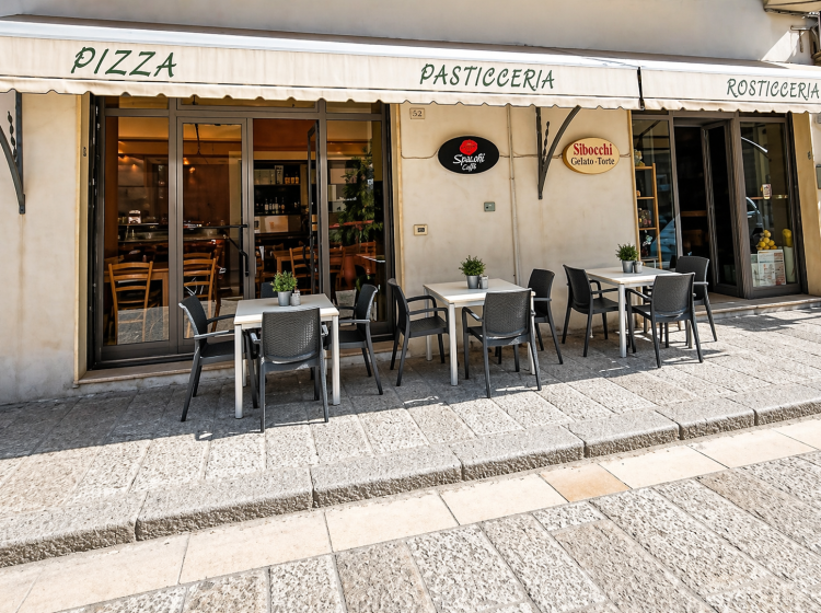 Attività / Licenza in vendita, via Salvatore Trinchese  22, Martano