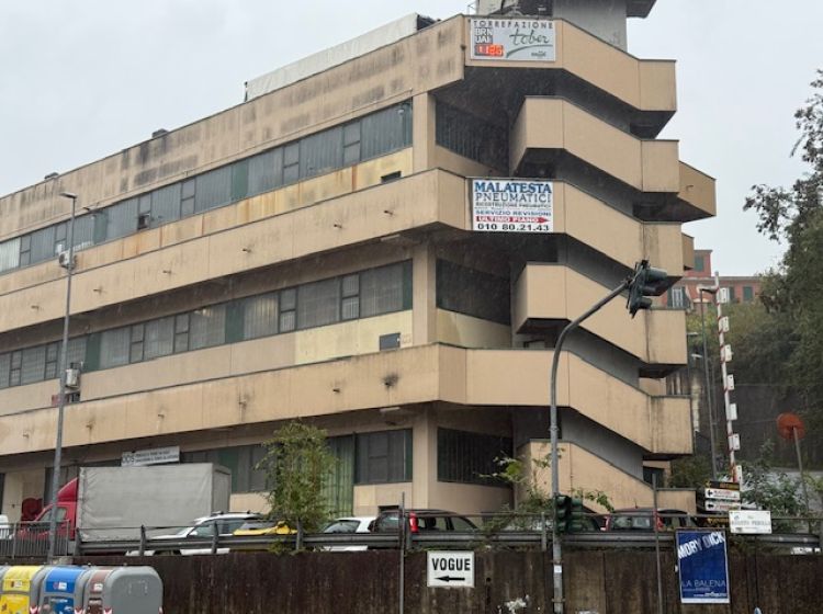 Capannone in vendita, via Augusto Pedullà, Molassana, Genova