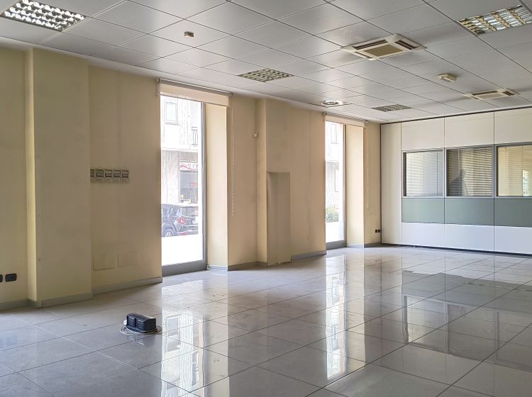 Filiale bancaria in vendita, via Roma  4, Chieri