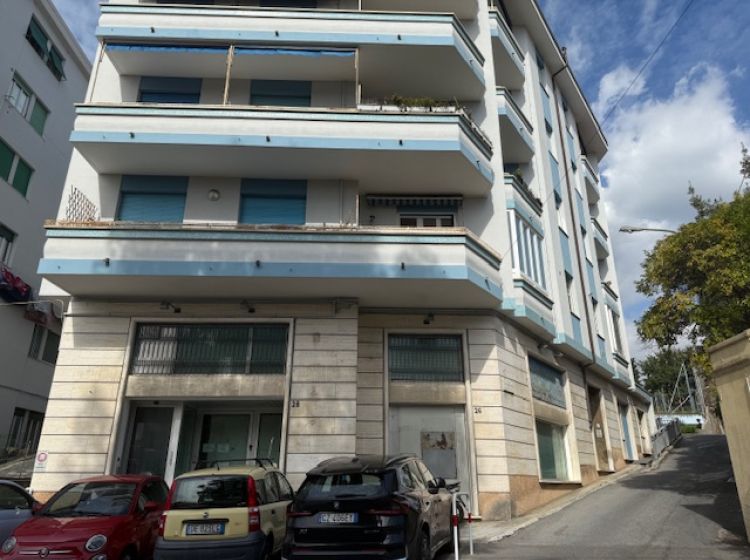 Negozio in vendita, via Marcantonio Carattino  26, Varazze