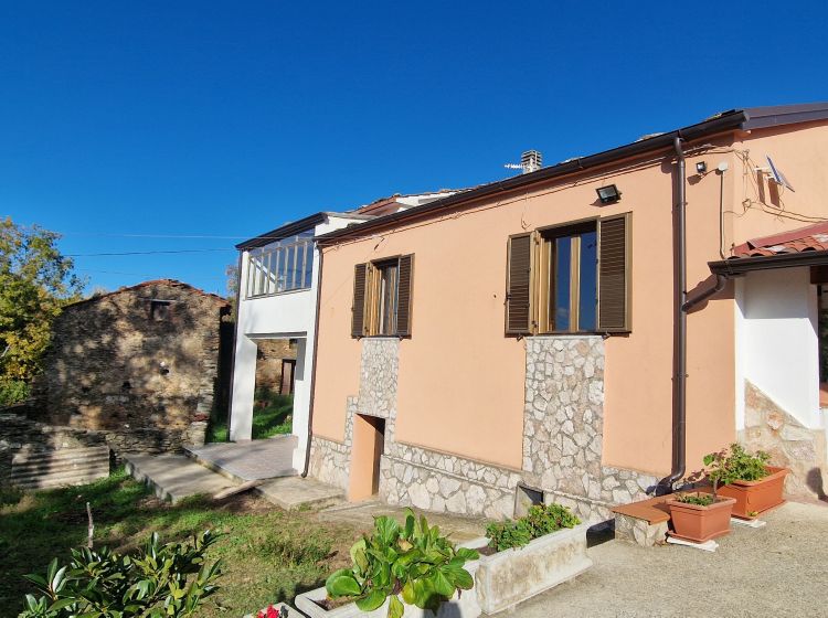 Villa in vendita, via Palmente  42, Rogliano