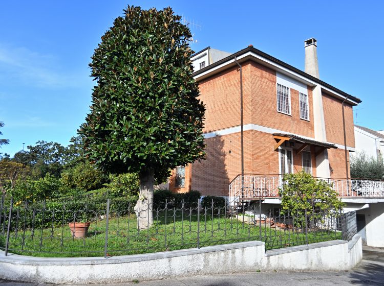 Villa in vendita, via Antonio Gramsci  27, Centro, Aprilia