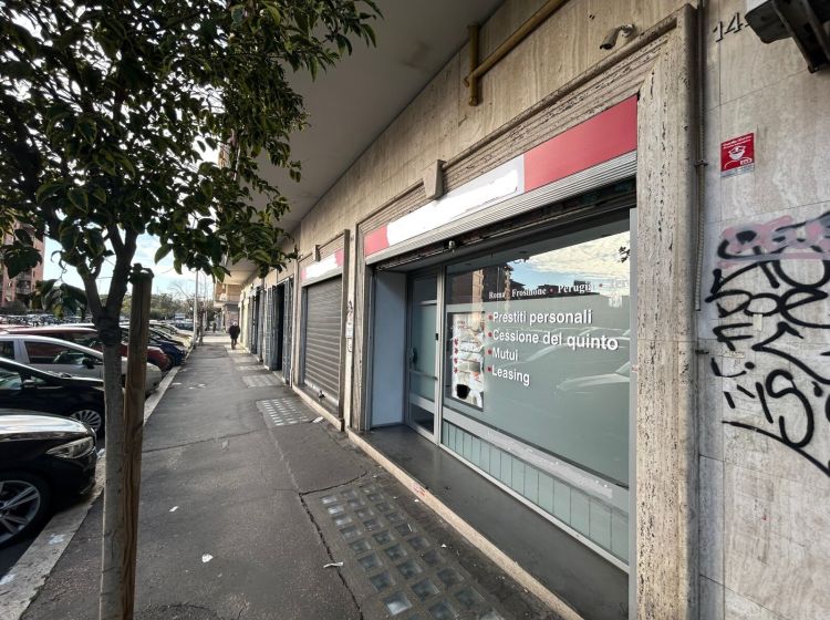 Negozio in affitto, viale dei Consoli  134, Quadraro, Roma