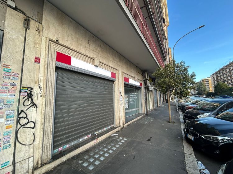 Negozio in affitto, viale dei Consoli  134, Quadraro, Roma