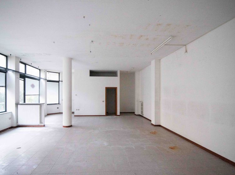 Negozio in vendita, Corso Vittorio Gui  11, Fano