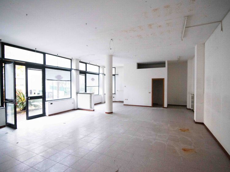Negozio in vendita, Corso Vittorio Gui  11, Fano