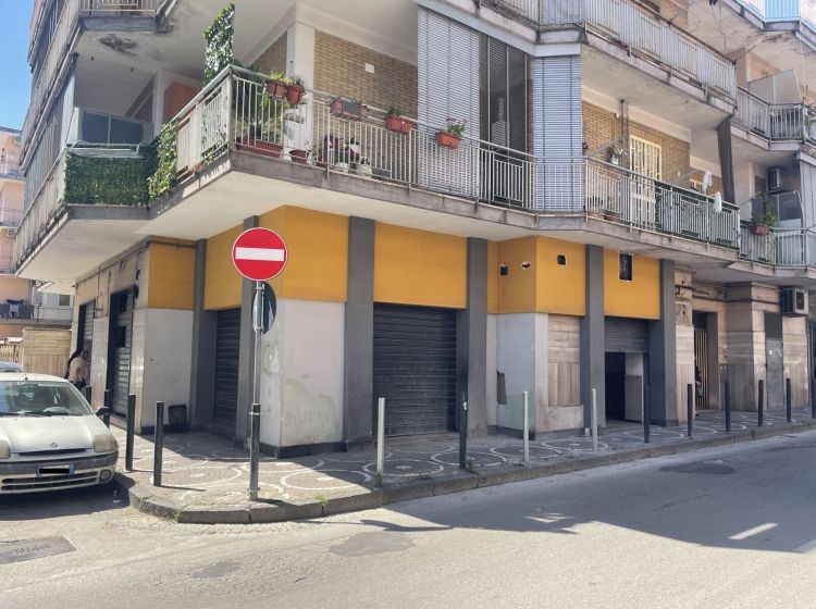 Negozio in vendita, via Cavalieri di Vittorio Veneto  36, Arzano
