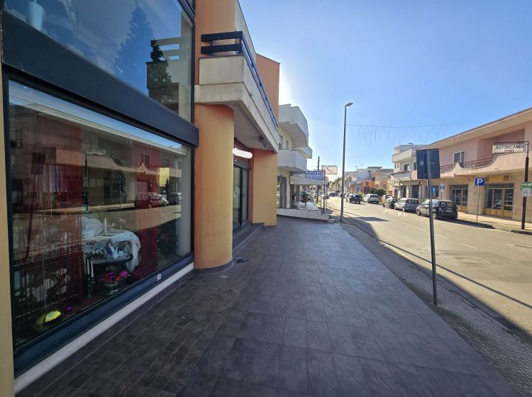 Negozio in vendita, via Regina Margherita  223, Taviano