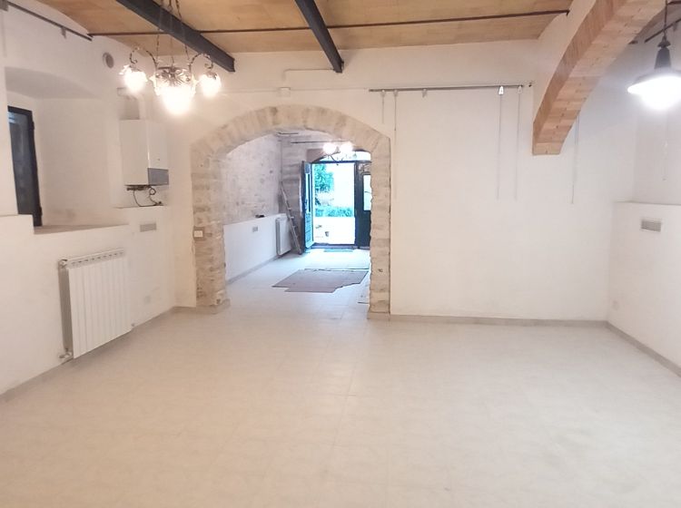 Negozio in vendita, via Camponocecchio 15, Genga