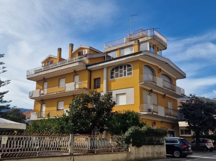 Ufficio in affitto, via Mazzini  73, Montepaone Lido, Montepaone