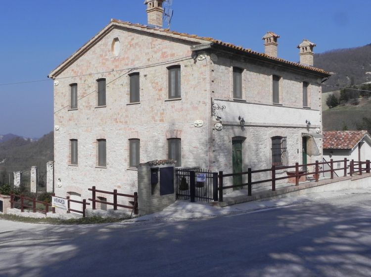Casa colonica in vendita, Frazione Costa  123, Arcevia