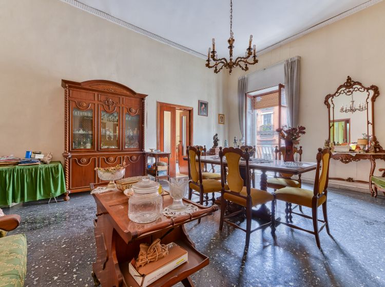 Appartamento in vendita, via Sant'Antonio Abate, Centro, Napoli