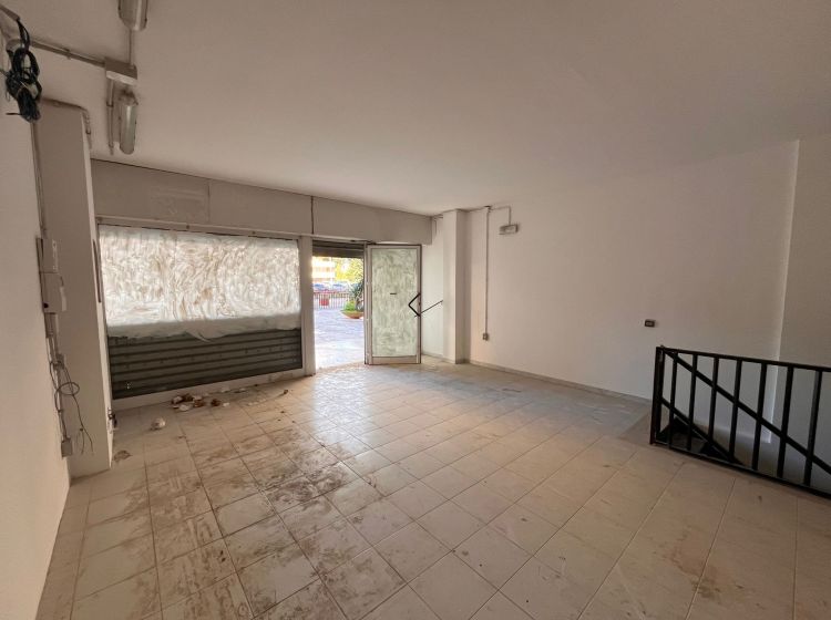 Negozio in vendita, Largo Virgilio Brocchi  5, Montagnola, Roma