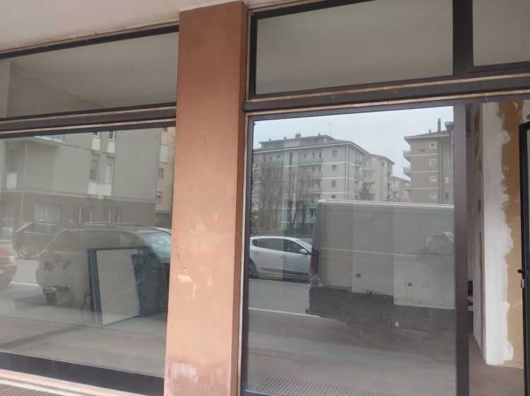 Negozio in vendita, via W.A Mozart, Valletta Valsecchi, Mantova