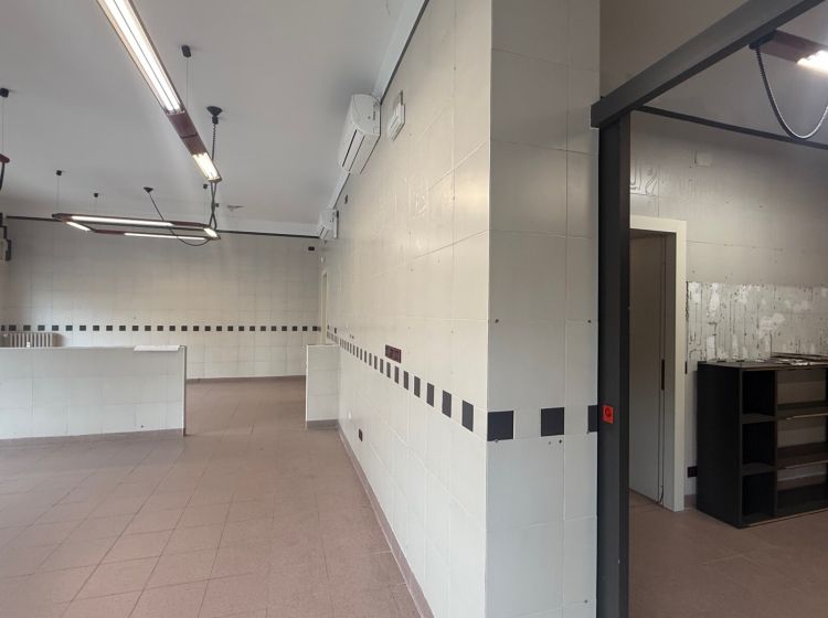 Negozio in affitto, via Cremonese, Ospedale, Parma