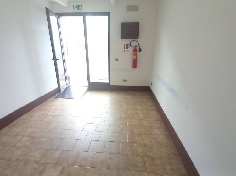Negozio in affitto, via Raffaello Sanzio  108, Senigallia