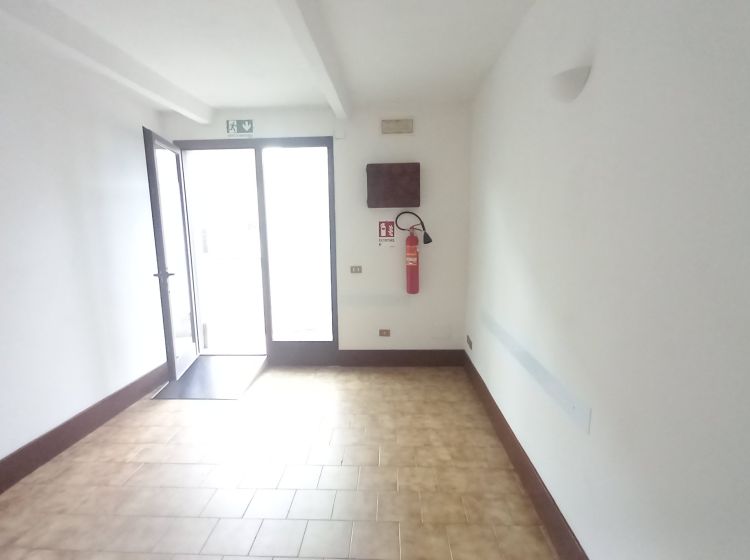 Negozio in affitto, via Raffaello Sanzio  108, Senigallia