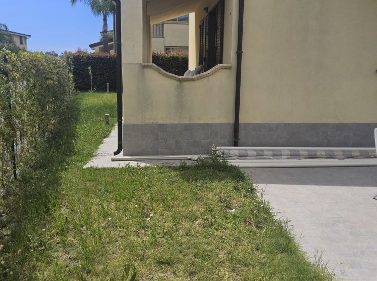 Bilocale in vendita, via Porto delle Grazie, Caulonia