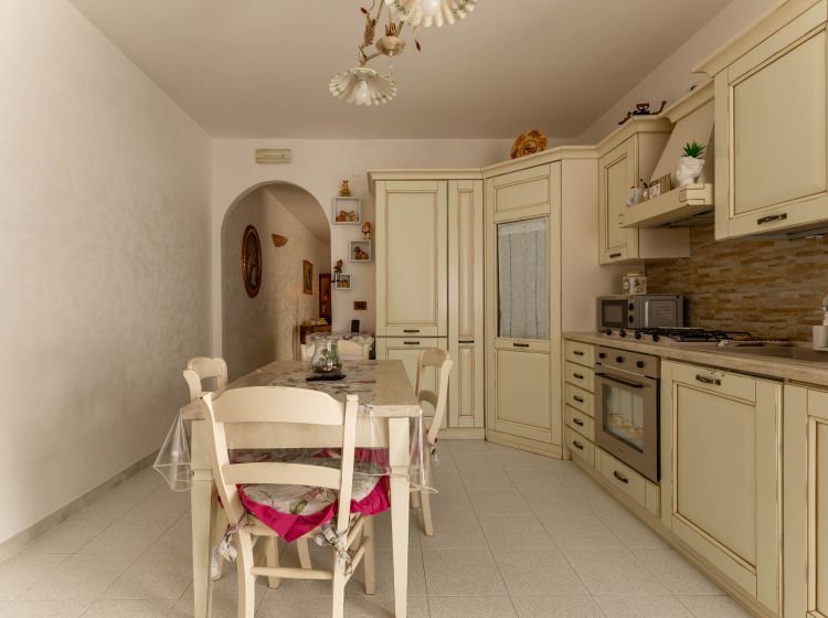 Trilocale in vendita, via Martiri di via Fani  25, Valenzano