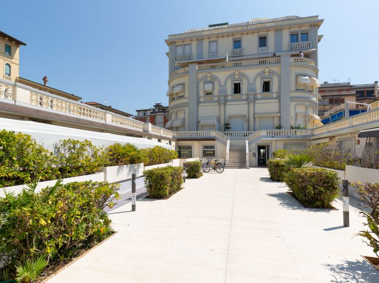 Bilocale in vendita, viale Giosuè Carducci  42/A, Viareggio