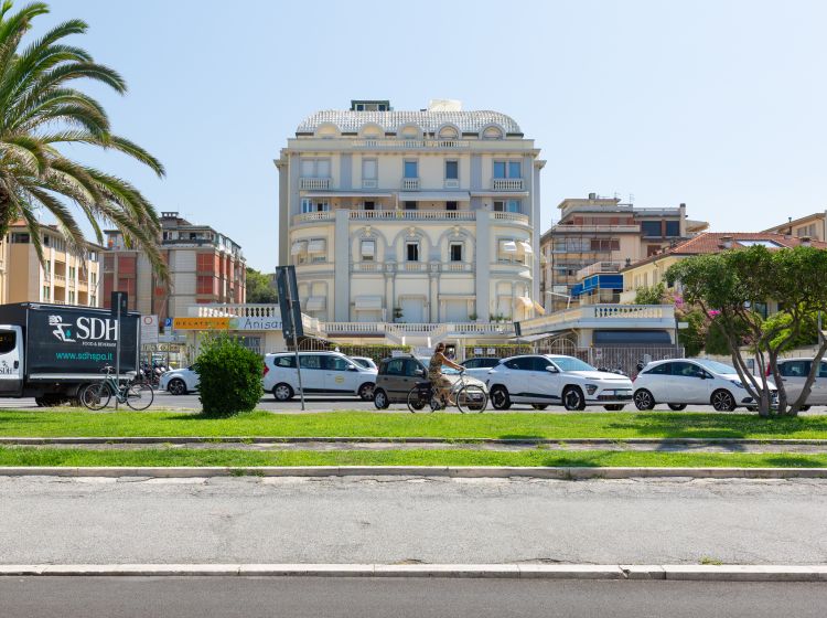 Bilocale in vendita, viale Giosuè Carducci  42/A, Viareggio