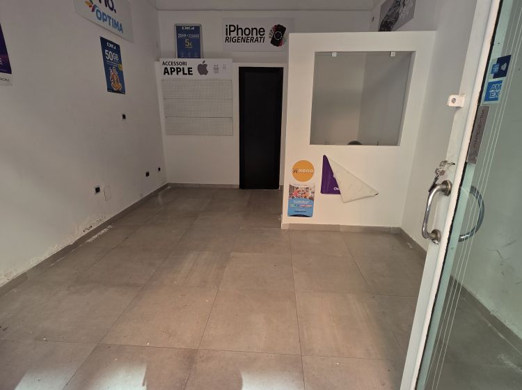 Negozio in vendita, via Santa Maria della Libera, Vomero, Napoli
