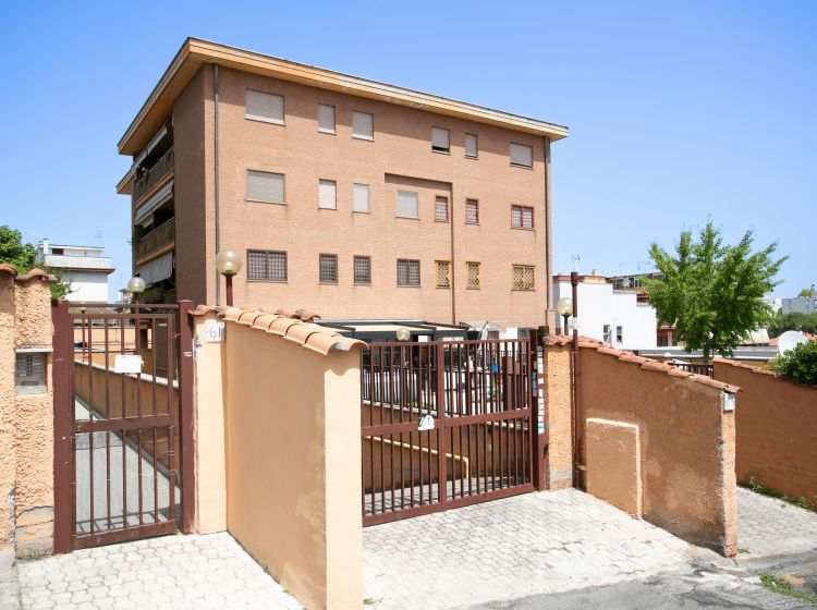 Bilocale in vendita, via Ciro Ferri, Torre Angela, Roma