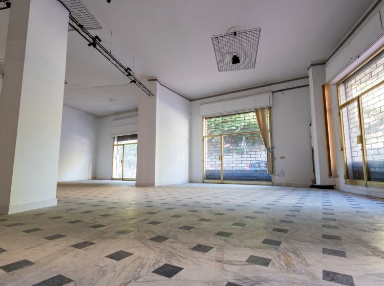 Negozio in vendita, viale dei Normanni  59 61 63 65, Centro Storico, Catanzaro