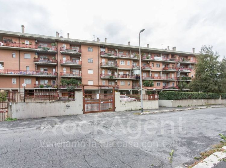 Appartamento di 85 m² con 3 locali e box auto in vendita a Roma