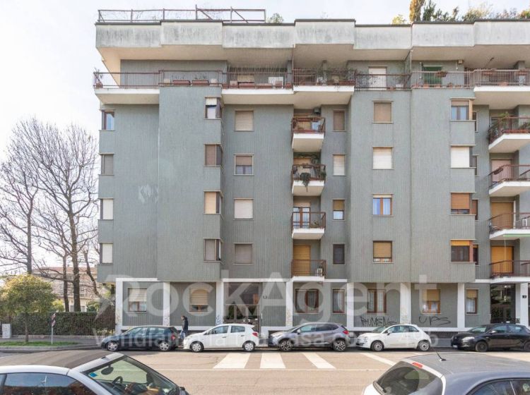 Appartamento di 157 m² con 4 locali e box auto in vendita a Milano