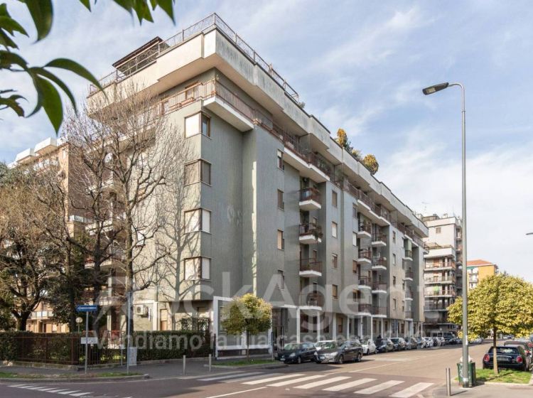 Appartamento di 157 m² con 4 locali e box auto in vendita a Milano