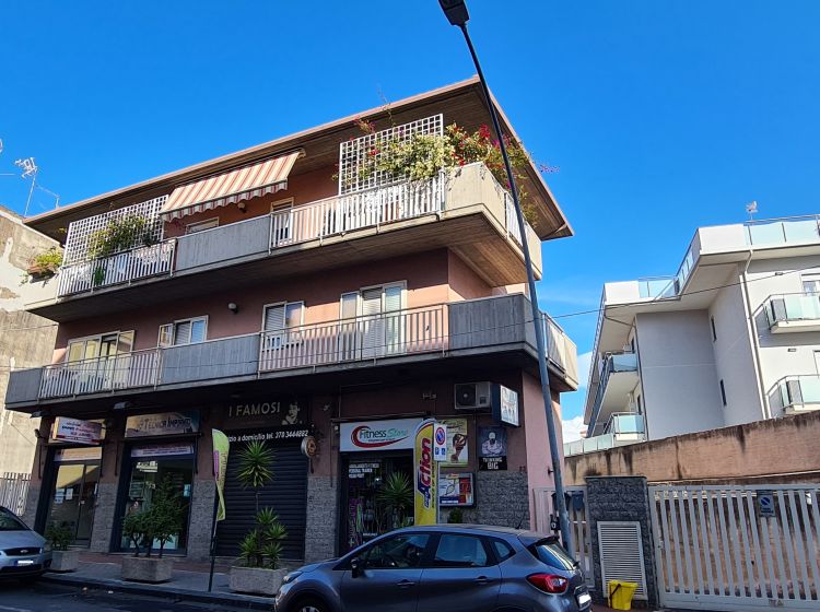 Quadrilocale in vendita, via Vittorio Emanuele 93, Gravina Di Catania