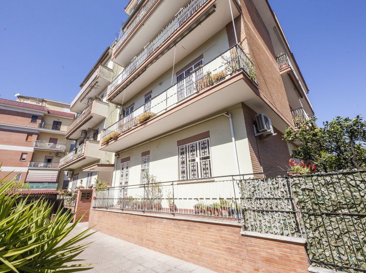 Bilocale in vendita, via Augusto Tebaldi 82, Torrevecchia, Roma