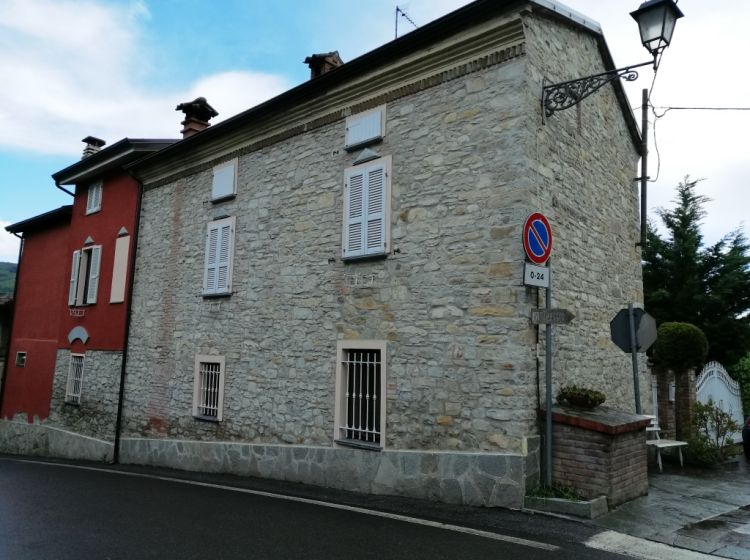 Casale in vendita, via V. Veneto  14, Pecorara, Alta Val Tidone
